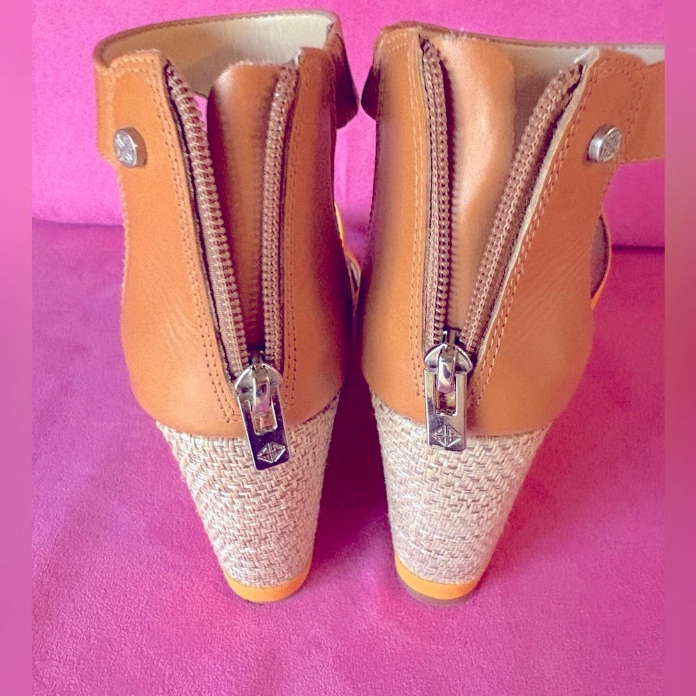 Antonio Melani Tan Leather Wedge T Strap Wedge Sandal Size 7 - Picture 8 of 14